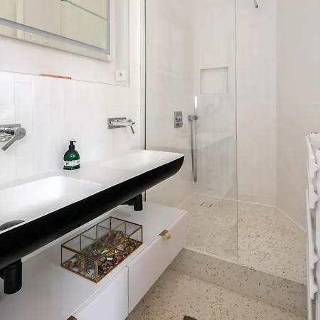 Vakantiehuis Large House Renovated In - Welkeys Parijs